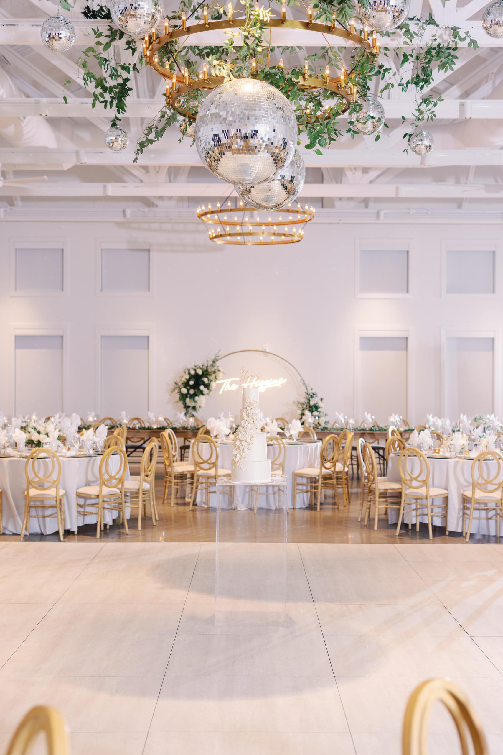 Sophisticated white wedding reception at Willow on Grand in Des Moines Iowa