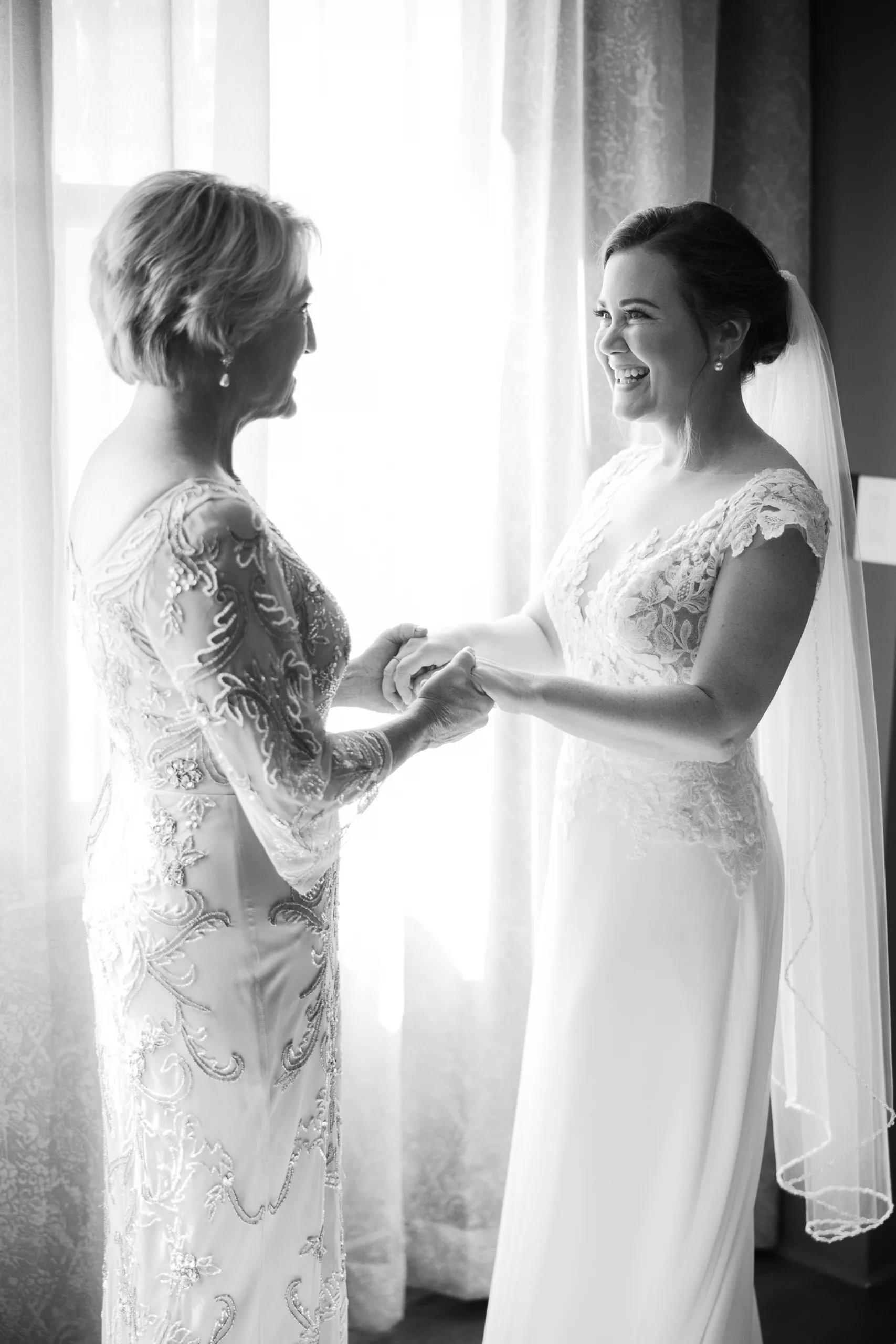 Bride gets ready with her mom at Hotel Fort Des Moines